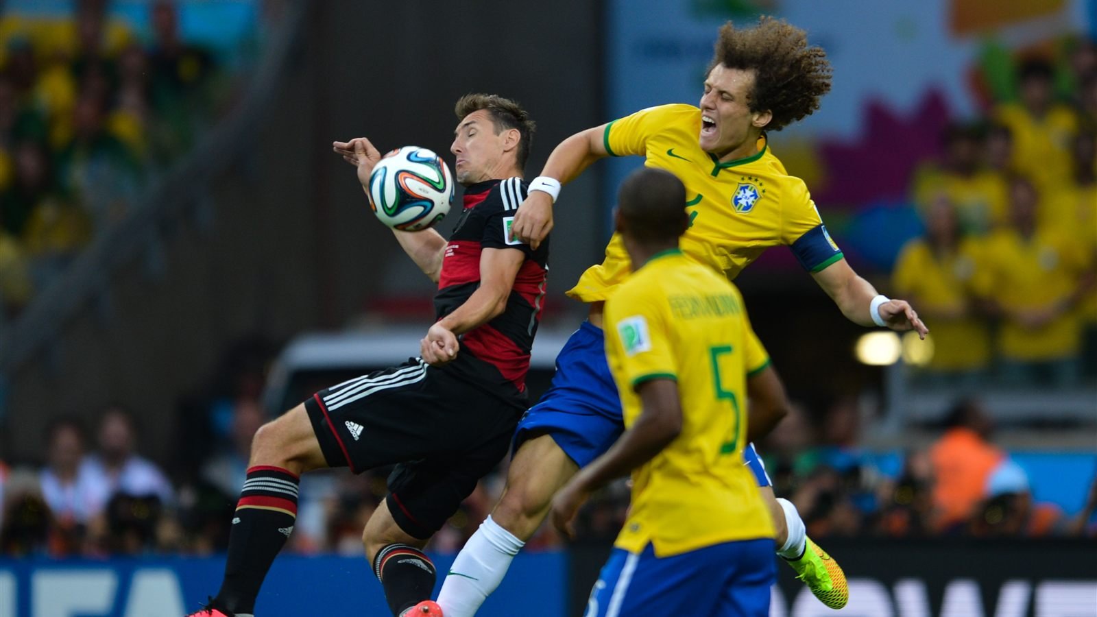 David Luiz disputa bola aérea com Miroslav Klose no Brasil 1 x 7 Alemanha, no Mineirão, na Copa de 2014