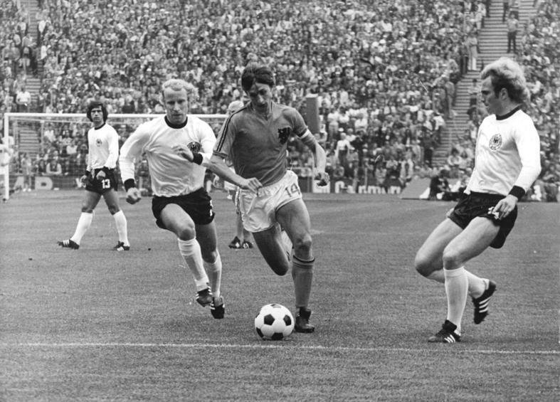Cruyff conduz a bola entre os alemães Vogts e Hoeness na final da Copa de 1974, no Estádio Olímpico de Munique