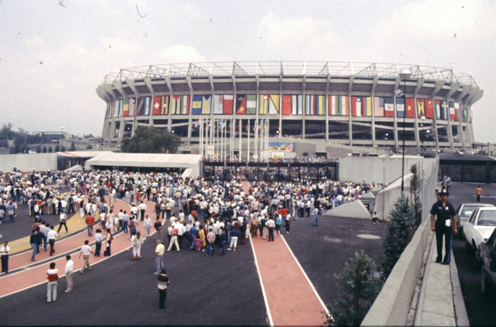Torcida em frente ao Estádio Azteca, na Cidade do México, decorado com as bandeiras dos países durante a Copa de 1986