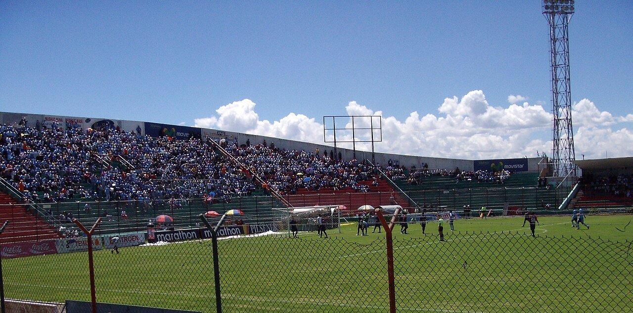 Vista interna do Estádio Bellavista, em Ambato, no Equador