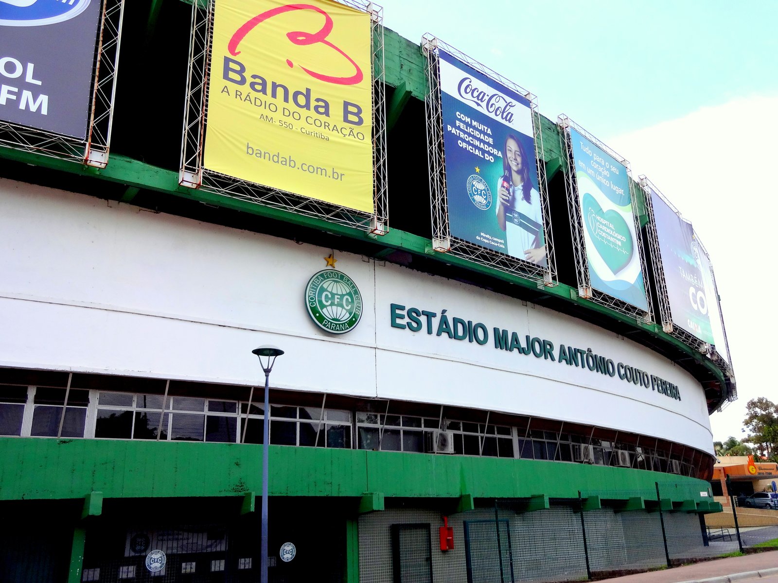 Fachada do Estádio Couto Pereira, em Curitiba, casa do Coritiba