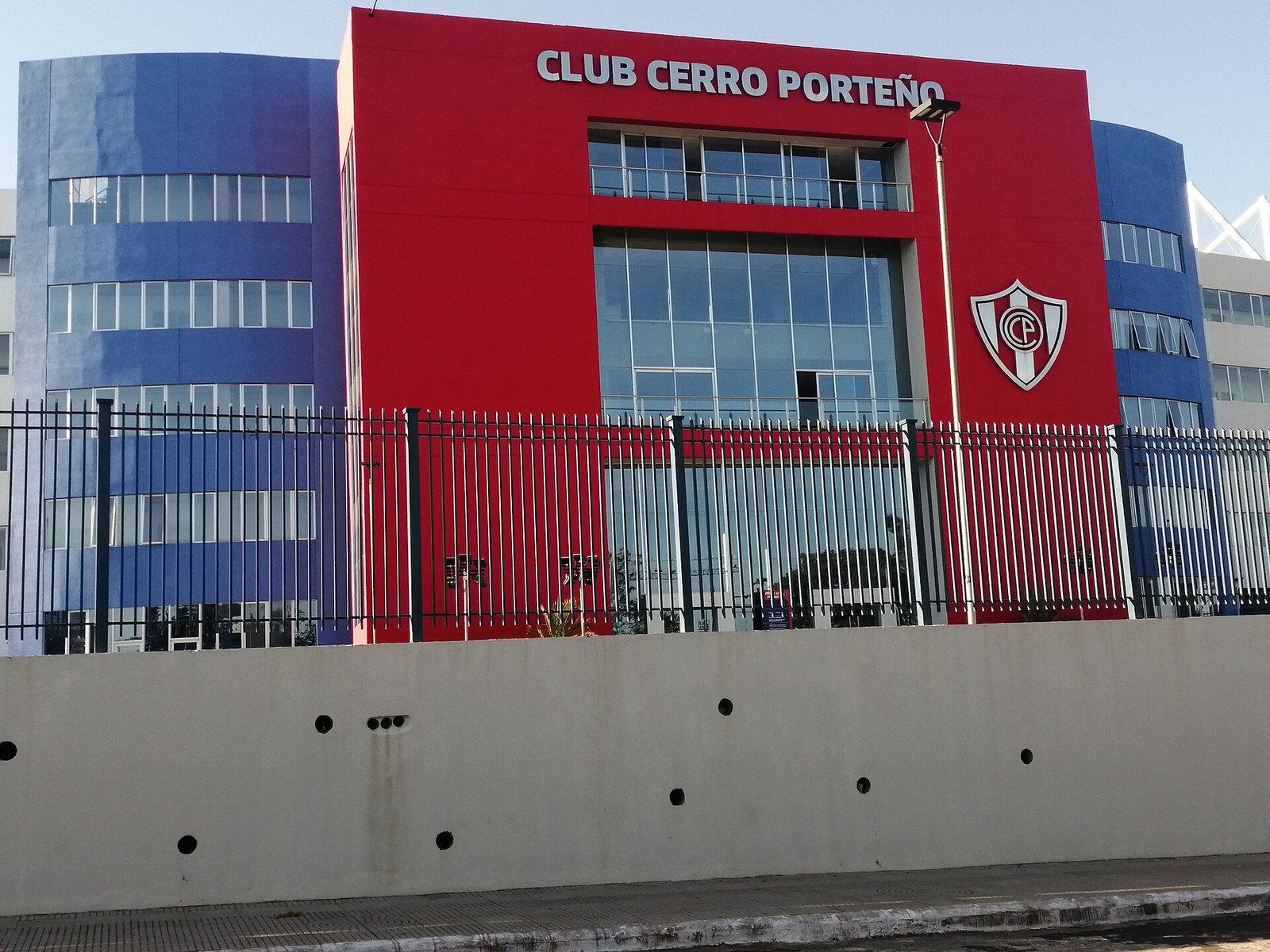 Vista externa do Estádio General Pablo Rojas, La Nueva Olla, casa do Cerro Porteño, em Assunção