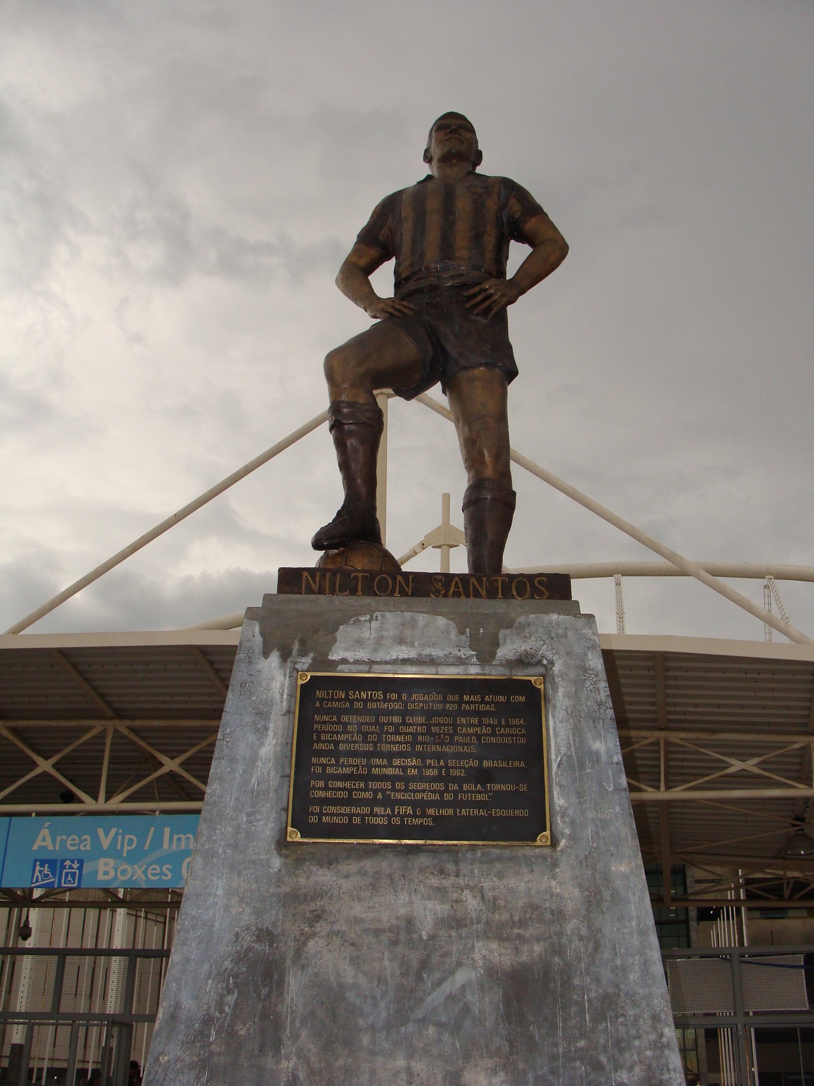 Estátua de Nilton Santos na entrada do estádio que leva seu nome, no Rio de Janeiro