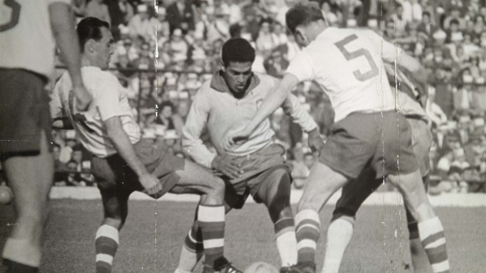 Garrincha conduz a bola cercado por três marcadores em jogo da Copa do Mundo de 1962, no Chile