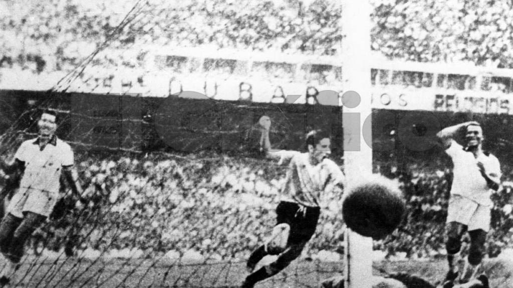 Ghiggia marca o gol do título uruguaio sobre o Brasil no Maracanã, na final da Copa de 1950 — o Maracanazo