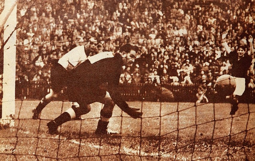 Lance de gol na final da Copa de 1954 entre Alemanha Ocidental e Hungria, no Estádio Wankdorf, em Berna
