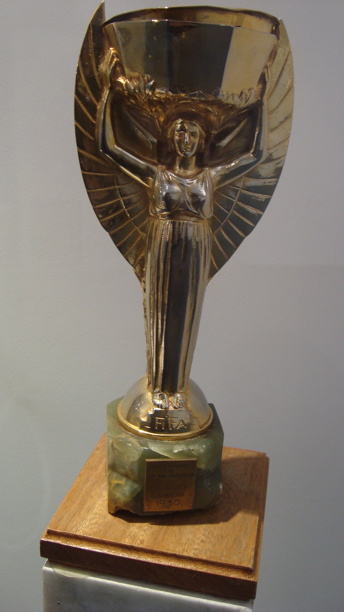 A Taça Jules Rimet, troféu conquistado em definitivo pelo Brasil após o tricampeonato de 1970