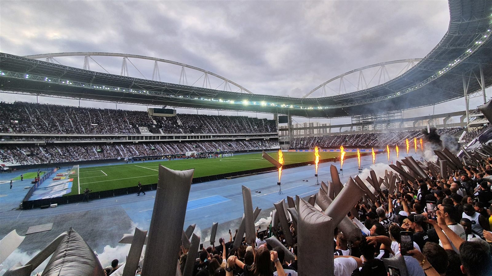 Torcida do Botafogo com bandeiras e sinalizadores no Estádio Nilton Santos em jogo do Brasileirão
