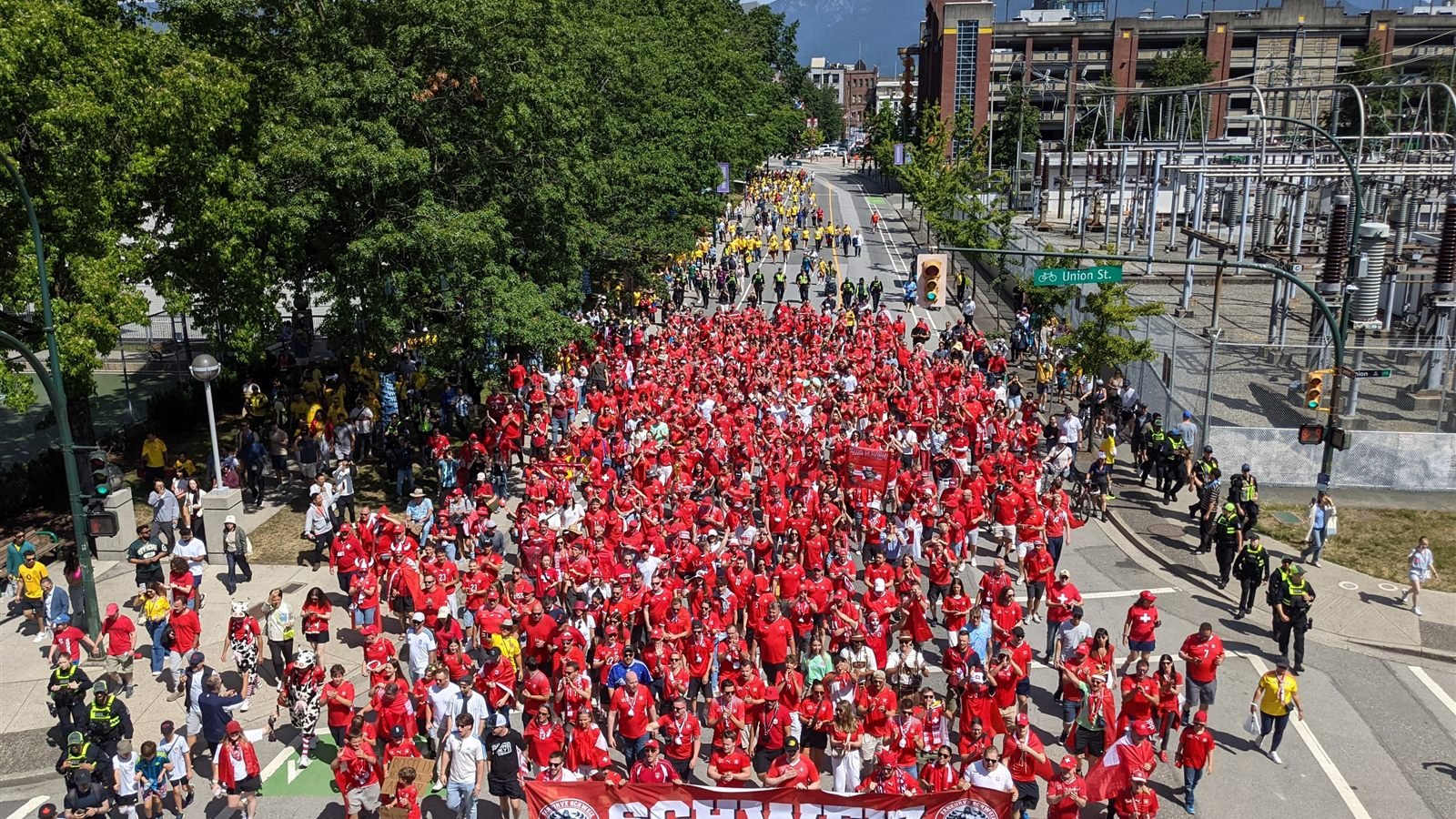 Torcedores suíços marcham pelas ruas de Vancouver rumo ao BC Place antes de Suíça x Colômbia na Copa de 2026