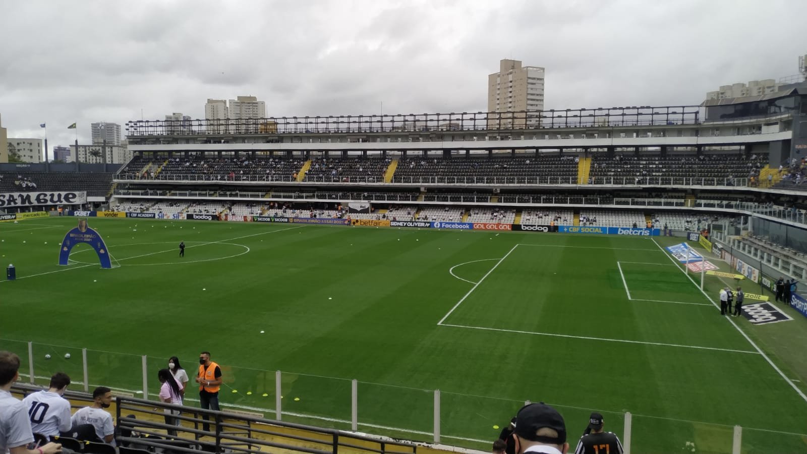 Vista da Vila Belmiro, estádio do Santos, em dia de jogo